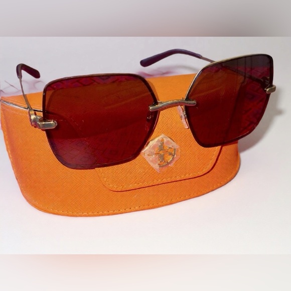 Beautiful Tory Burch Oversized Sunnies w/
metal and stunning purple accents 🩷 - Picture 1 of 16